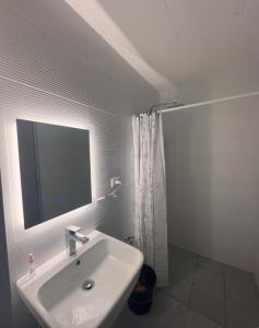 Ένα μπάνιο στο 6 beds condo unit in Bernwood Tower