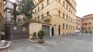 Eine Straße mit einem Gebäude und einem Baum in einem Topf in der Unterkunft Rental in Rome Ghetto Garden in Rom