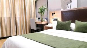 Postel nebo postele na pokoji v ubytování GreenTree Inn Yixing Zhangzhu Express Hotel