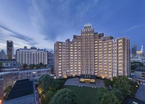 上海上海锦江饭店的城市中灯火通明的大楼