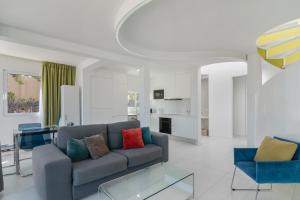 una sala de estar con un sofá y una mesa en Dunas privilege by masvacaciones, en San Bartolomé