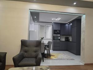 Dapur atau dapur kecil di cair,sever,topansko