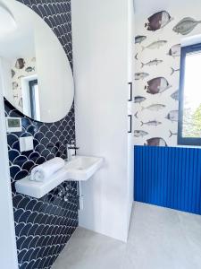 a bathroom with a sink and a mirror at Ptasi Zakątek M&K Apartamenty - Gdańsk Wyspa Sobieszewska in Gdańsk