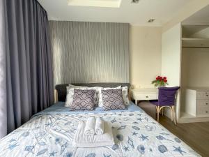 Postel nebo postele na pokoji v ubytování Premium Suite Corner Room & The Blu X Bangsaen + 16 fotografií