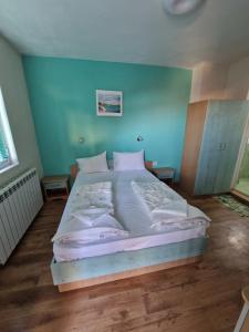 A bed or beds in a room at Exotic Guest House