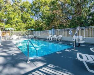 Πισίνα στο ή κοντά στο Quality Inn & Suites near Panama City Beach +69 φωτογραφίες