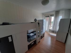 a bedroom with a bunk bed in a room at Mazzimmo Boom in Boom