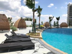 Bazén v ubytování Almas Suites Puteri Harbour 1 Bedroom with Balcony by 9 Sands nebo v jeho okolí
