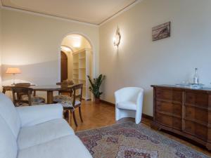 un soggiorno con divano bianco e tavolo di Charming Suite Ponte Vecchio View a Firenze