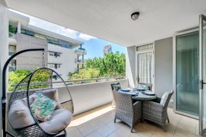 Rõdu või terrass majutusasutuses Wild Luxe Apt - Southbank & Fast WIFI Parking