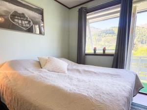 Katil atau katil-katil dalam bilik di 12 person holiday home in Davik