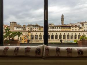フィレンツェにあるCharming Suite Ponte Vecchio Viewの窓から大きな建物を望めます。