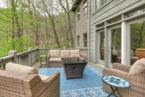 Balkoni atau teres di Elemental Bliss - Enjoy cookouts on the deck and peaceful valley views