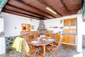 プラヤ・ブランカにあるVilla Isharaのキッチン(木製テーブル、椅子付)