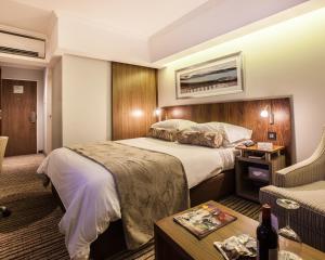 Cape Town的住宿－City Lodge Hotel Pinelands，酒店客房,配有床和沙发