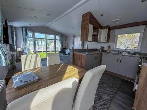 Kuchyň nebo kuchyňský kout v ubytování Great Caravan With Decking Southview Holiday Park In Skegness Ref 33002V