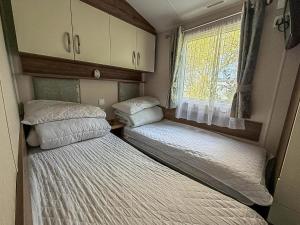 Postel nebo postele na pokoji v ubytování Great Caravan With Decking Southview Holiday Park In Skegness Ref 33002V
