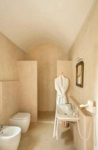 y baño con lavamanos, aseo y lavamanos. en Critabianca - Masseria in Salento en Cutrofiano