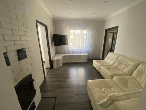 un soggiorno con un divano bianco e una TV di AV ApartmenT a Rēzekne
