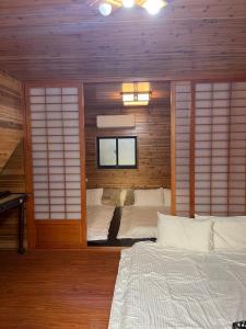 una camera da letto con un letto in una stanza con pareti in legno di Yanyu Xihu Villa a Xihu