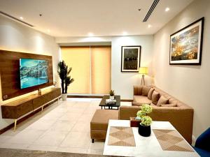 een woonkamer met een bank en een tafel bij Luxury One Bedroom Apartments -Facing Centaurus Mall Islamabad in Dargai