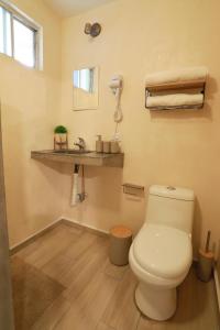 a bathroom with a toilet and a sink at Casita Tiburón in La Paz
