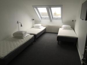 En eller flere senge i et værelse på Danhostel Thyborøn