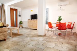 a living room with a table and chairs at Maison Petra in Santa Teresa Gallura