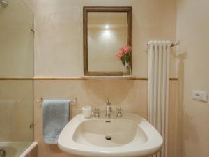 フィレンツェにあるCharming Suite Ponte Vecchio Viewのバスルーム(シンク、鏡、シャワー付)