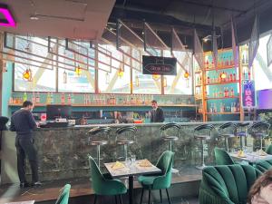 twee mannen aan de balie van een restaurant bij Luxury One Bedroom Apartments -Facing Centaurus Mall Islamabad in Dargai