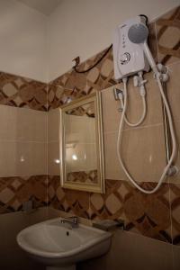 een badkamer met een douche en een wastafel bij The Hidden Heaven in Diyatalawa