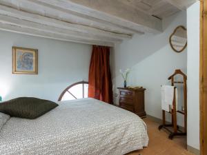 フィレンツェにあるCharming and cozy apartment via Maggioのベッドルーム1室(ベッド1台、ドレッサー、窓付)