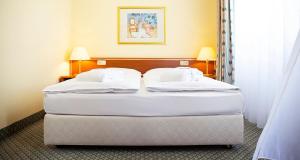 Postel nebo postele na pokoji v ubytování Victor's Residenz-Hotel Gera + 35 fotografií