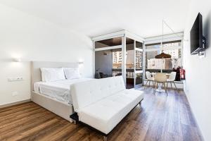 ein Schlafzimmer mit einem weißen Bett und einem weißen Sofa in der Unterkunft salgado`s nest in Portimão + 13 Fotos