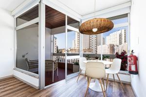 Zimmer mit einem Balkon mit Tisch und Stühlen in der Unterkunft salgado`s nest in Portimão