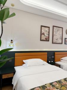 Letto o letti in una camera di Vishan Garden Boutique Hotel 厦门维尚花园潮宿 中山路步行街店