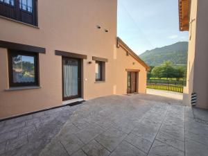un patio vacío de una casa con entrada en Apartamentos Villa de Panes - San Roque, en Panes