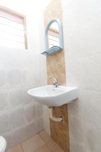 bagno con lavandino e specchio a parete di Tn27callingkrishholiday a Yercaud