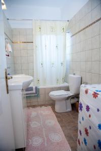 A bathroom at Maria Apartments