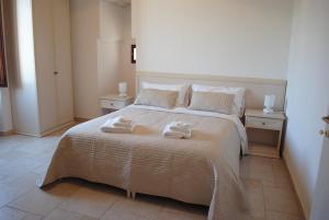 ラテルツァにあるIl Terrazzinoのベッドルーム1室(ベッド1台、タオル2枚付)