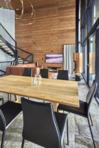 une salle de conférence avec une table et des chaises en bois dans l'établissement Villa Lux A Ski-in Ski-out by Aavalevi, à Levi