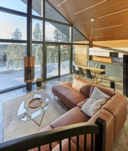 un salon avec un canapé et une table dans l'établissement Villa Lux A Ski-in Ski-out by Aavalevi, à Levi