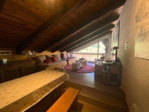 Un dormitorio con una cama y un sofá en una habitación. en Résidence Diamant 1 - Appartement atypique PLEIN CENTRE avec garage privatif et internet MAE-5271, en Les Deux Alpes