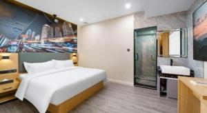 Postel nebo postele na pokoji v ubytování Sheng Lin Na Hotel Minzhi Branch
