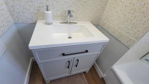 カルガリーにある3 Bedroom House Near Airport and Downtownの白い洗面台とトイレのあるバスルーム