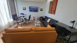 カルガリーにある3 Bedroom House Near Airport and Downtownのリビングルーム(ソファ、ピアノ付)