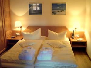 ユイストにあるStrandburg Juist - Apartment 301 (Ref. 50969)のベッドルーム1室(大きな白いベッド1台、枕2つ付)