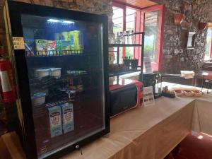 una TV seduta sopra un tavolo in una stanza di Arena Vacanze a Castellabate