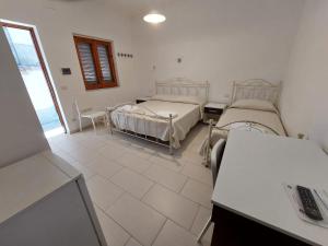 a hospital room with two beds and a desk at Arena Vacanze in Castellabate