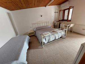 una camera da letto con due letti e un tavolo di Arena Vacanze a Castellabate